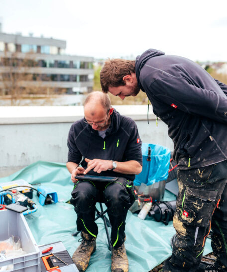 Mitarbeiter der R.O.H.R. Abwassertechnik GmbH auf einer Baustelle