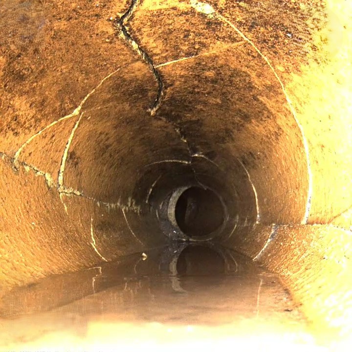 Risse in einem Abwasserrohr, die im Zuge einer Rohrinspektion festgestellt wurden